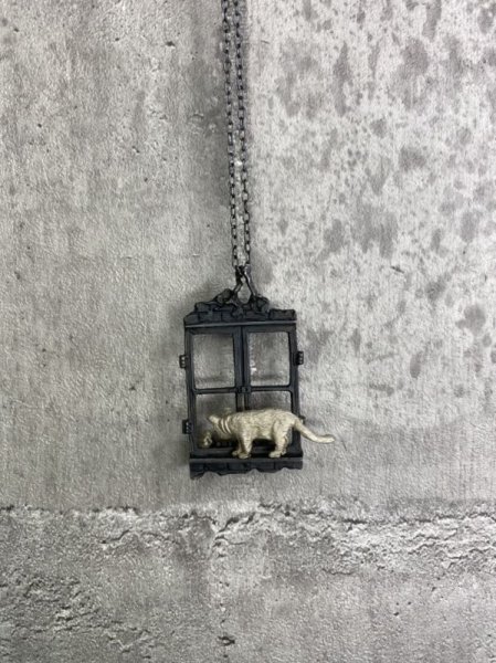 画像4: DECOvienya　窓辺の攻防ペンダント　ブラック (4)