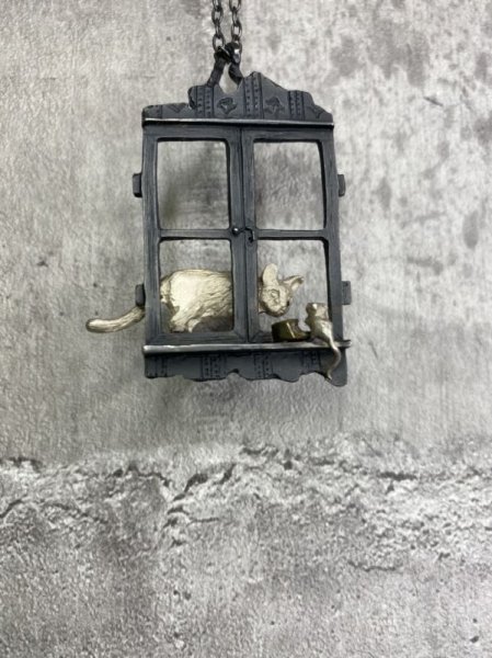 画像3: DECOvienya　窓辺の攻防ペンダント　ブラック (3)