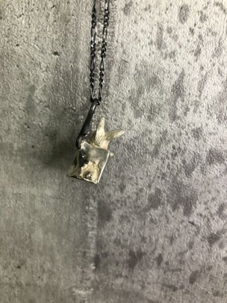 画像3: DECOvienya　ウサギと肉屋ペンダント　ホワイト (3)