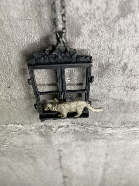 画像5: DECOvienya　窓辺の攻防ペンダント　ブラック (5)