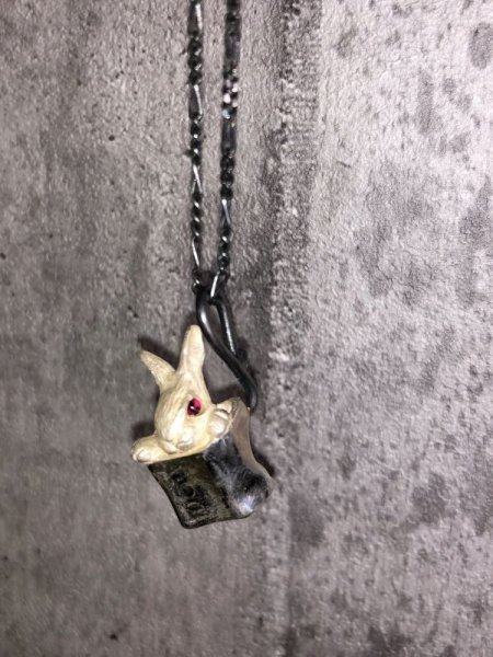 画像2: DECOvienya　ウサギと肉屋ペンダント　ホワイト (2)