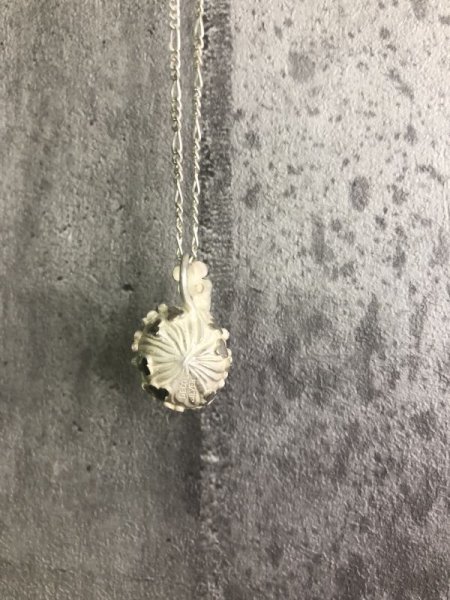 画像2: DECOvienya　ウサギとクローバーのペンダント　ホワイト (2)