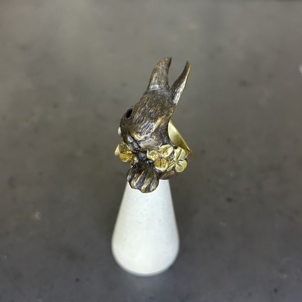 画像2: DECOvienya　大きなウサギとクローバーリング　ゴールド (2)